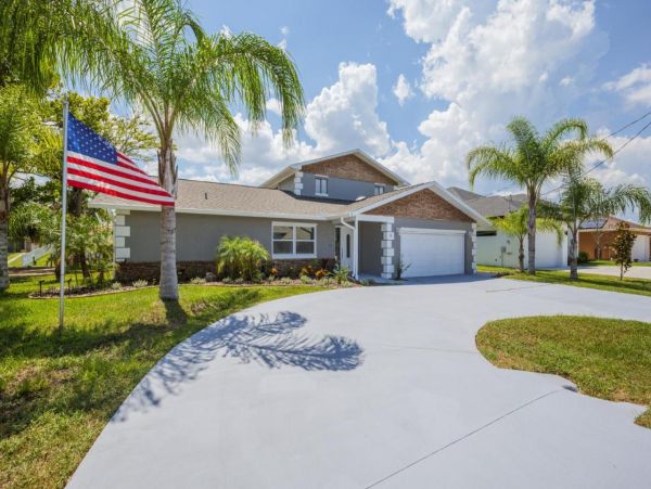 Five Bedroom Home in Palm Coast with Caged Pool