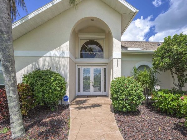 Lovely Bayfront Vacation Home cape Coral.