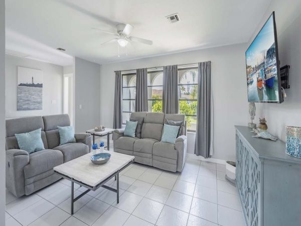 Lovely 3 Bedroom Home in Cape Coral Sleeps 6