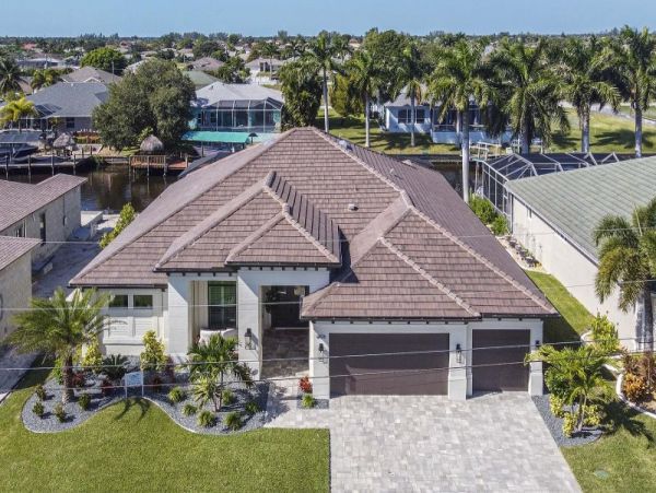 Luxurious Canal-Front Retreat with Caged Pool in Cape Coral