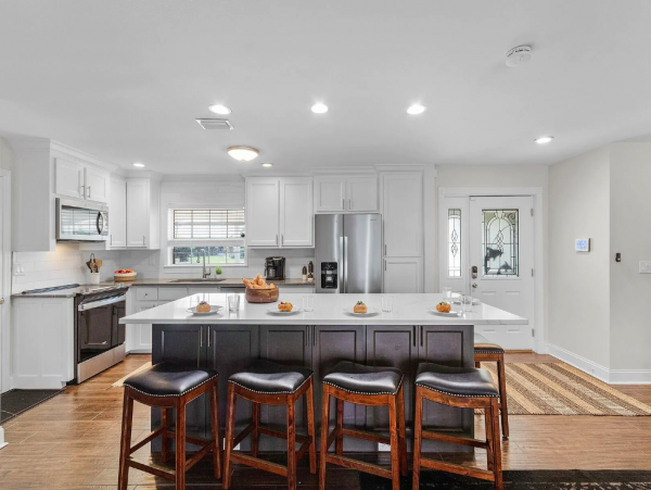 Perfect 4-Bedroom Waterfront Retreat with a Pool in Cape Coral