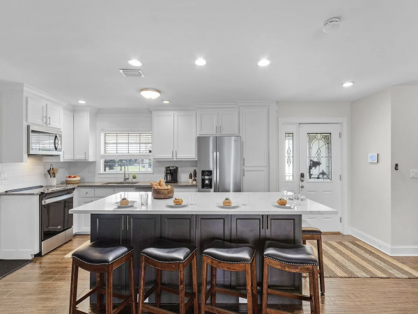 Perfect 4-Bedroom Waterfront Retreat with a Pool in Cape Coral