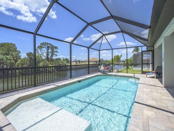 Posh Four bedroom Waterside Vacation Pool Home