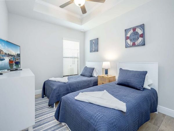 Posh Four bedroom Waterside Vacation Pool Home
