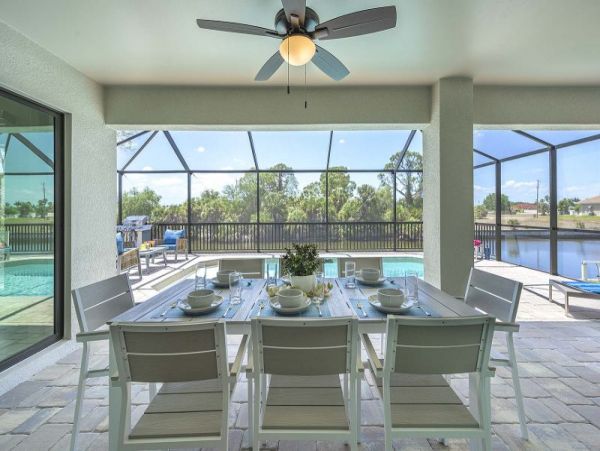 Posh Four bedroom Waterside Vacation Pool Home