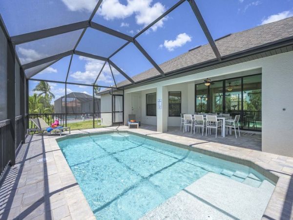 Posh Four bedroom Waterside Vacation Pool Home