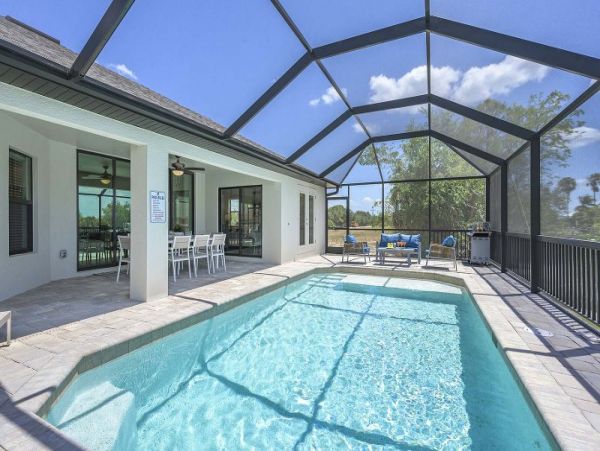 Posh Four bedroom Waterside Vacation Pool Home