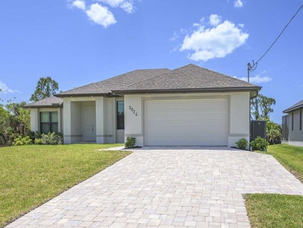 Posh Four bedroom Waterside Vacation Pool Home