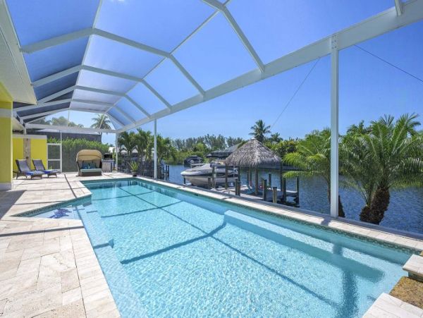 Beautiful 5 Bedroom Home with Canal View Sleeps 10