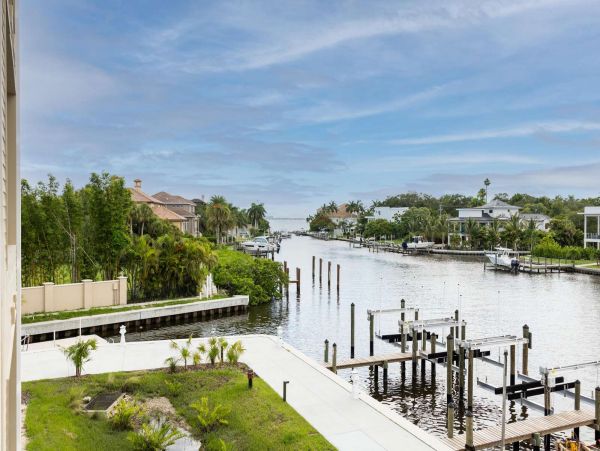 Lovely Condo with 1 Bedroom Plus Den Sleeps 4 Guests