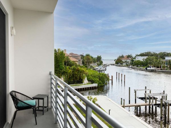 Lovely Condo with 1 Bedroom Plus Den Sleeps 4 Guests