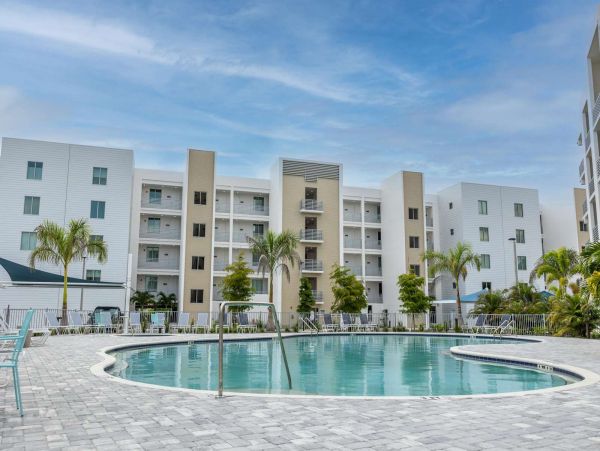 Lovely Condo with 1 Bedroom Plus Den Sleeps 4 Guests