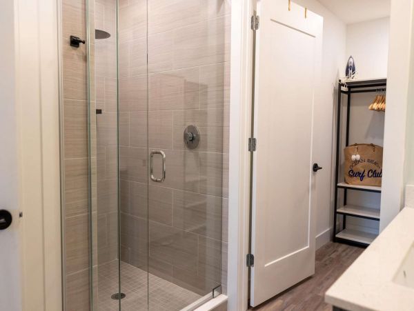 Lovely Condo with 1 Bedroom Plus Den Sleeps 4 Guests