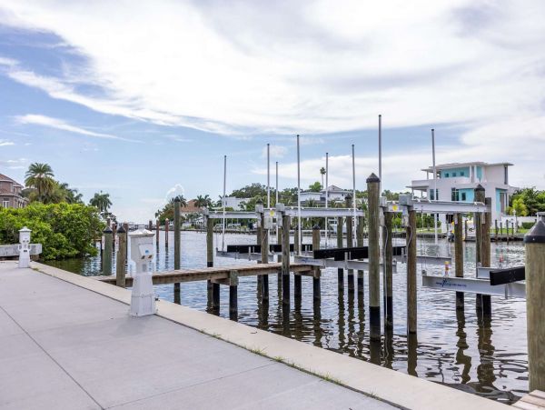 Lovely Condo with 1 Bedroom Plus Den Sleeps 4 Guests