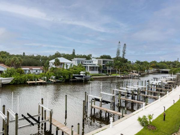 Lovely Condo with 1 Bedroom Plus Den Sleeps 4 Guests