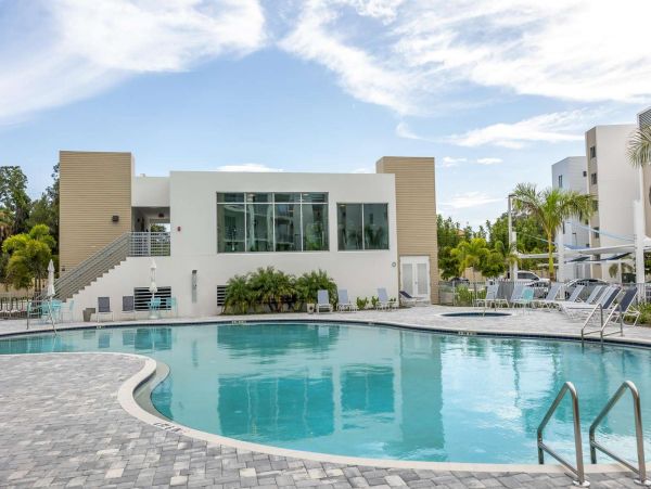 Lovely Condo with 1 Bedroom Plus Den Sleeps 4 Guests