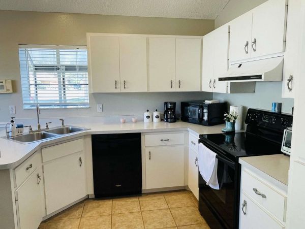Sarasota Charming 3-Bedroom Retreat in a Tranquil Neighbourhood