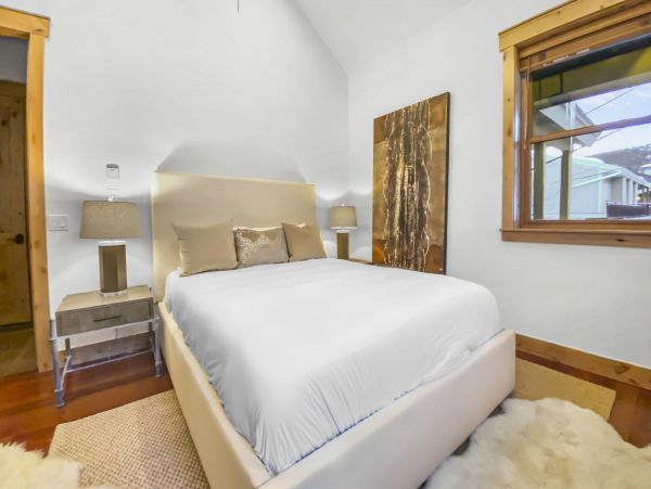 Beautiful Duplex with 6 Bedrooms & Sleeps 14 Walk to Lift
