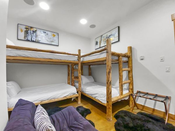 Beautiful Duplex with 6 Bedrooms & Sleeps 14 Walk to Lift