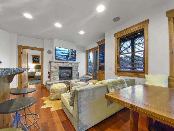 Beautiful Duplex with 6 Bedrooms & Sleeps 14 Walk to Lift