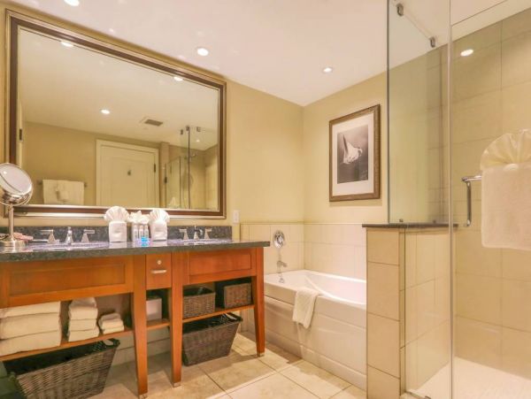 Fantastic Two Suites with 3 Bedrooms & Sleeps 10