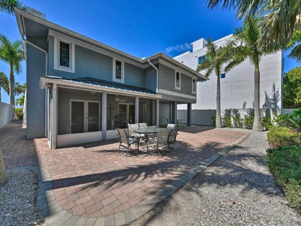 Lido Key Vacation Studio Walk to Beach