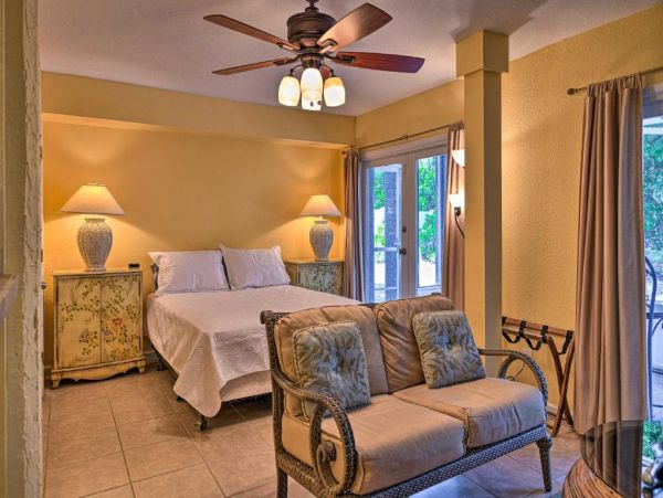Lido Key Vacation Studio Walk to Beach