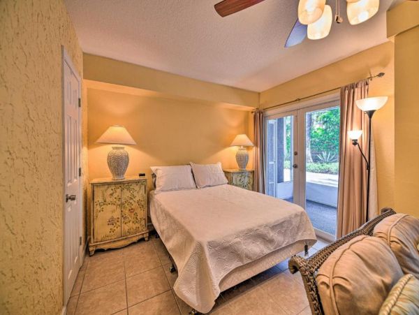 Lido Key Vacation Studio Walk to Beach