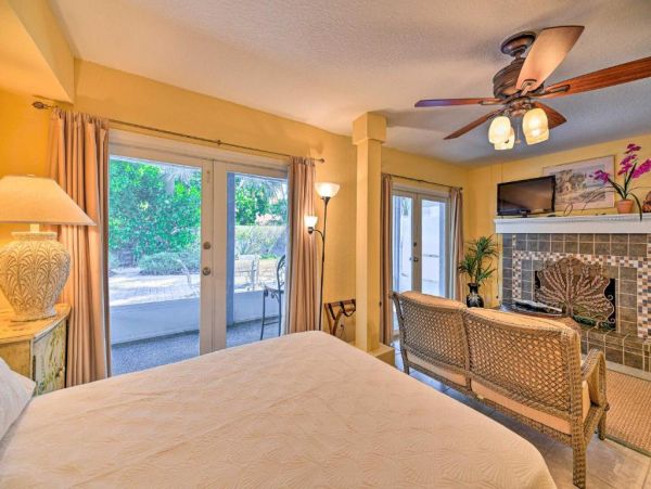 Lido Key Vacation Studio Walk to Beach