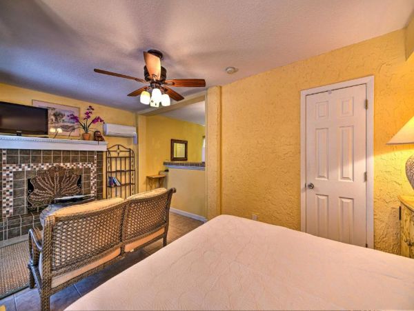 Lido Key Vacation Studio Walk to Beach