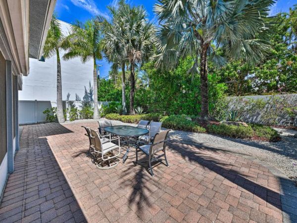 Lido Key Vacation Studio Walk to Beach