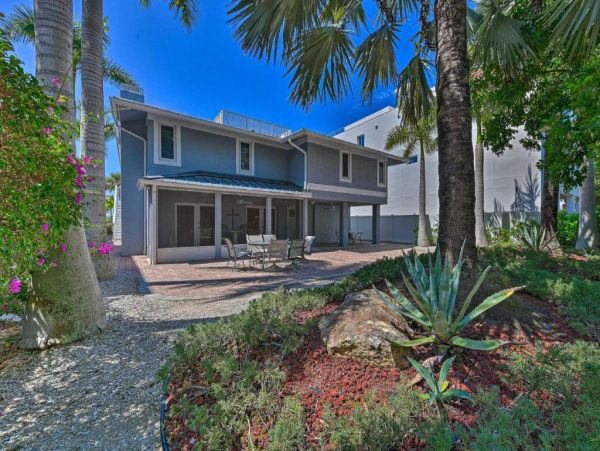 Lido Key Vacation Studio Walk to Beach