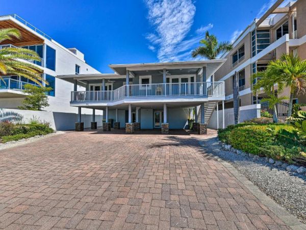 Lido Key Vacation Studio Walk to Beach