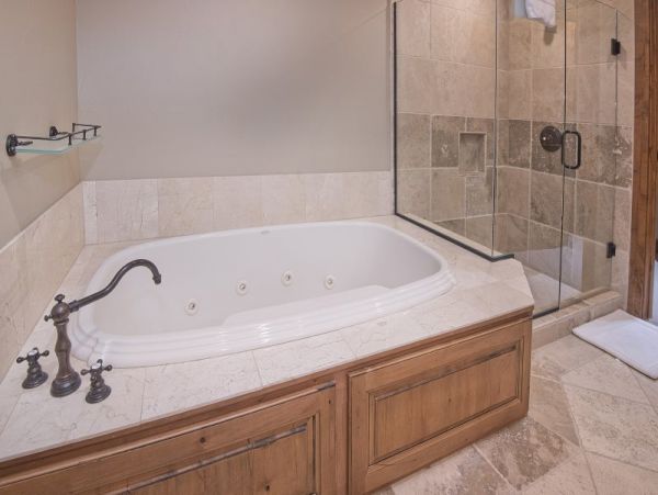 Beautiful 4 Bedroom Condo Ski in Ski Out Sleeps 11