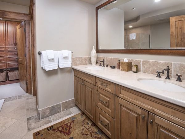 Beautiful 4 Bedroom Condo Ski in Ski Out Sleeps 11