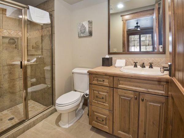 Beautiful 4 Bedroom Condo Ski in Ski Out Sleeps 11