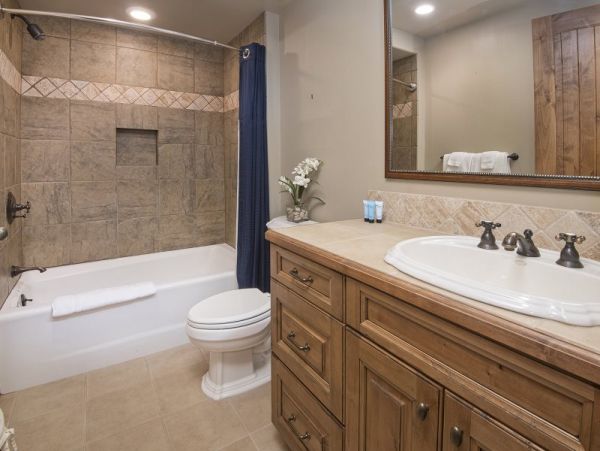 Beautiful 4 Bedroom Condo Ski in Ski Out Sleeps 11