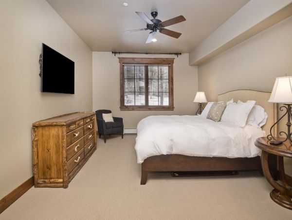 Beautiful 4 Bedroom Condo Ski in Ski Out Sleeps 11