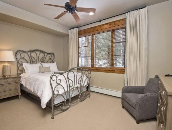 Beautiful 4 Bedroom Condo Ski in Ski Out Sleeps 11