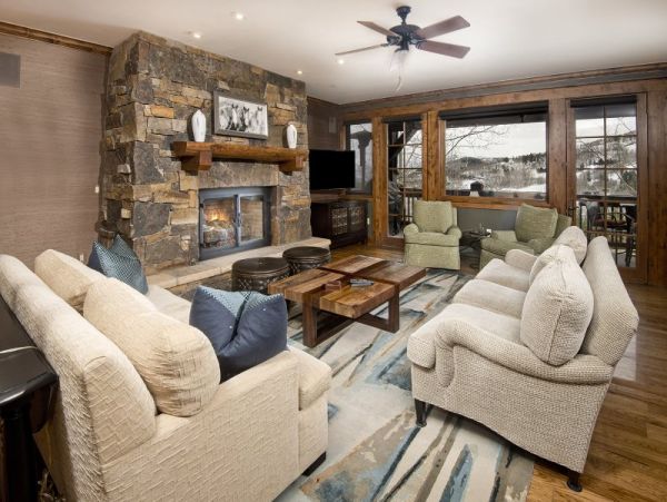 Beautiful 4 Bedroom Condo Ski in Ski Out Sleeps 11
