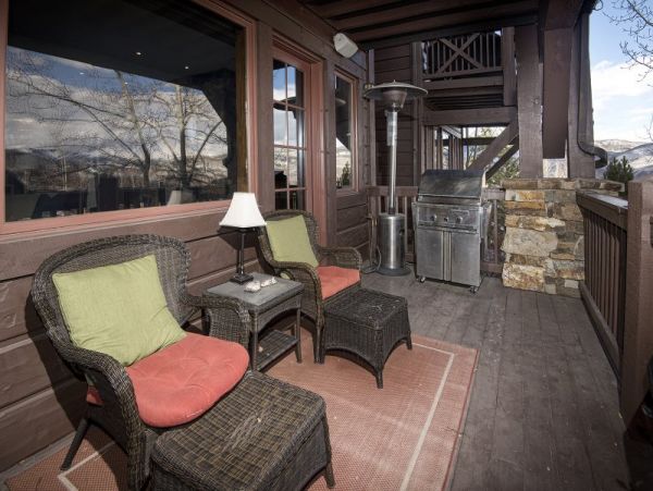 Beautiful 4 Bedroom Condo Ski in Ski Out Sleeps 11