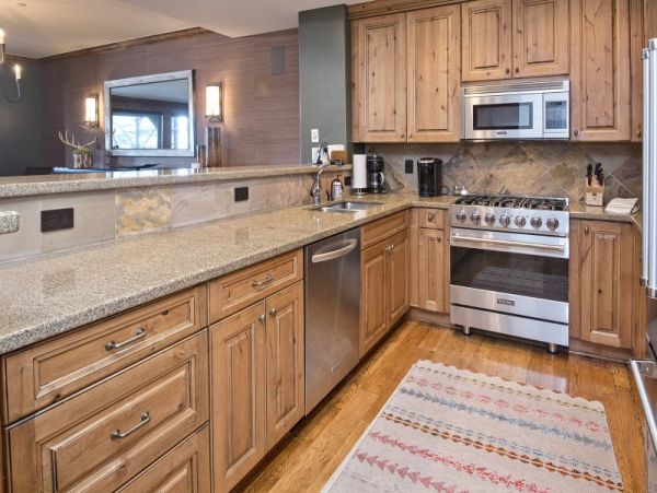 Beautiful 4 Bedroom Condo Ski in Ski Out Sleeps 11