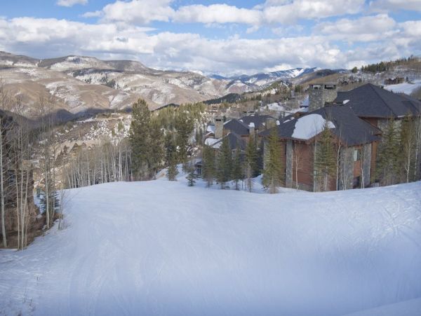 Beautiful 4 Bedroom Condo Ski in Ski Out Sleeps 11