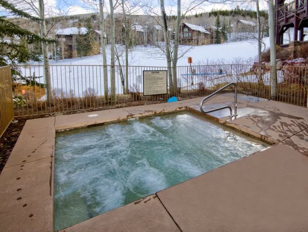 Beautiful 4 Bedroom Condo Ski in Ski Out Sleeps 11