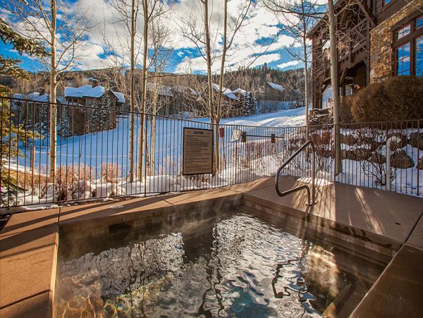 Beautiful 4 Bedroom Condo Ski in Ski Out Sleeps 11