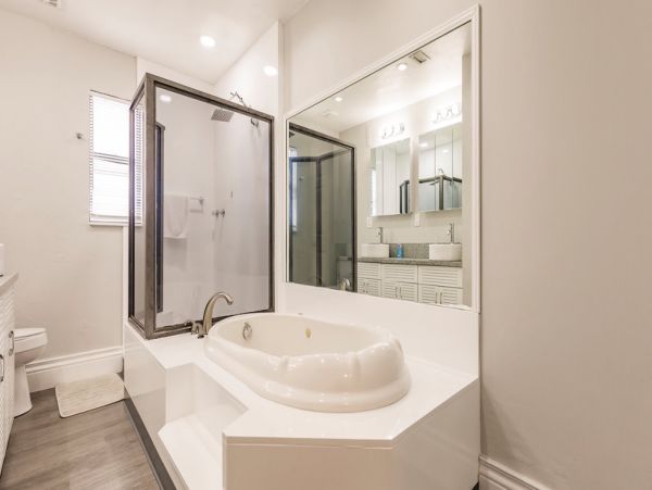 Charming Vacation Pool Home in Naples Sleeps 10 Guests