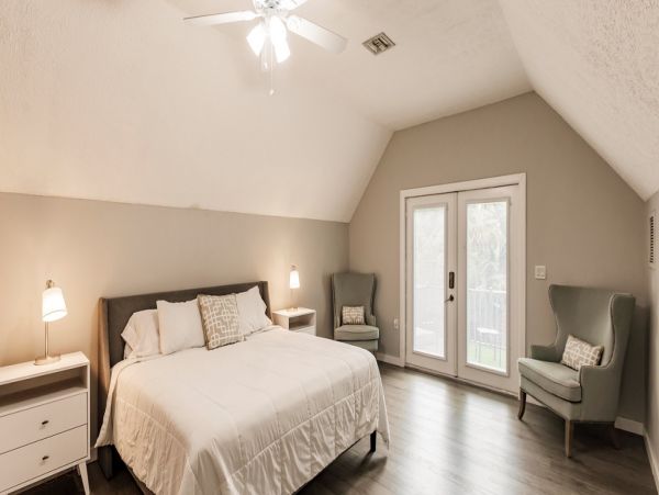Charming Vacation Pool Home in Naples Sleeps 10 Guests
