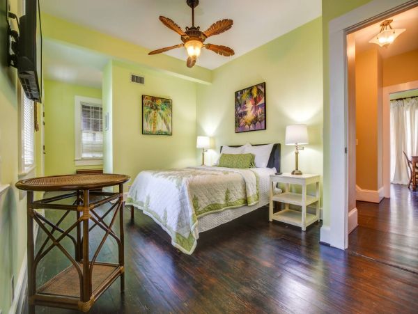 Amazing 5 Bedroom Vacation Home with Guest House
