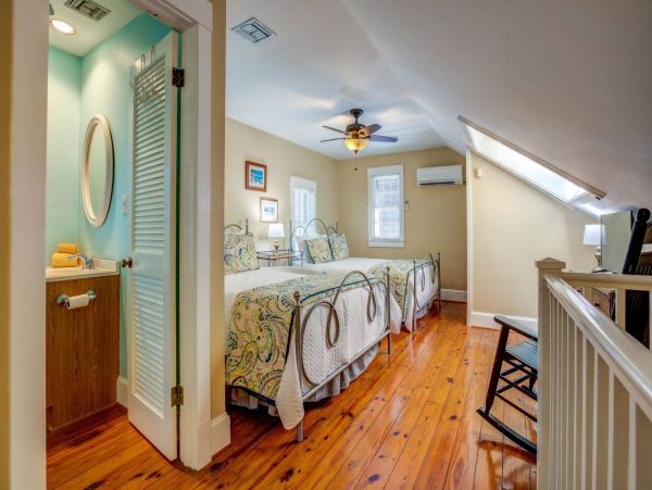 Amazing 5 Bedroom Vacation Home with Guest House