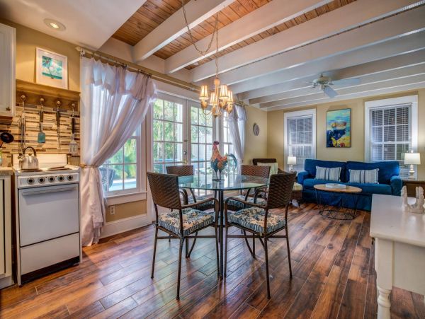 Amazing 5 Bedroom Vacation Home with Guest House